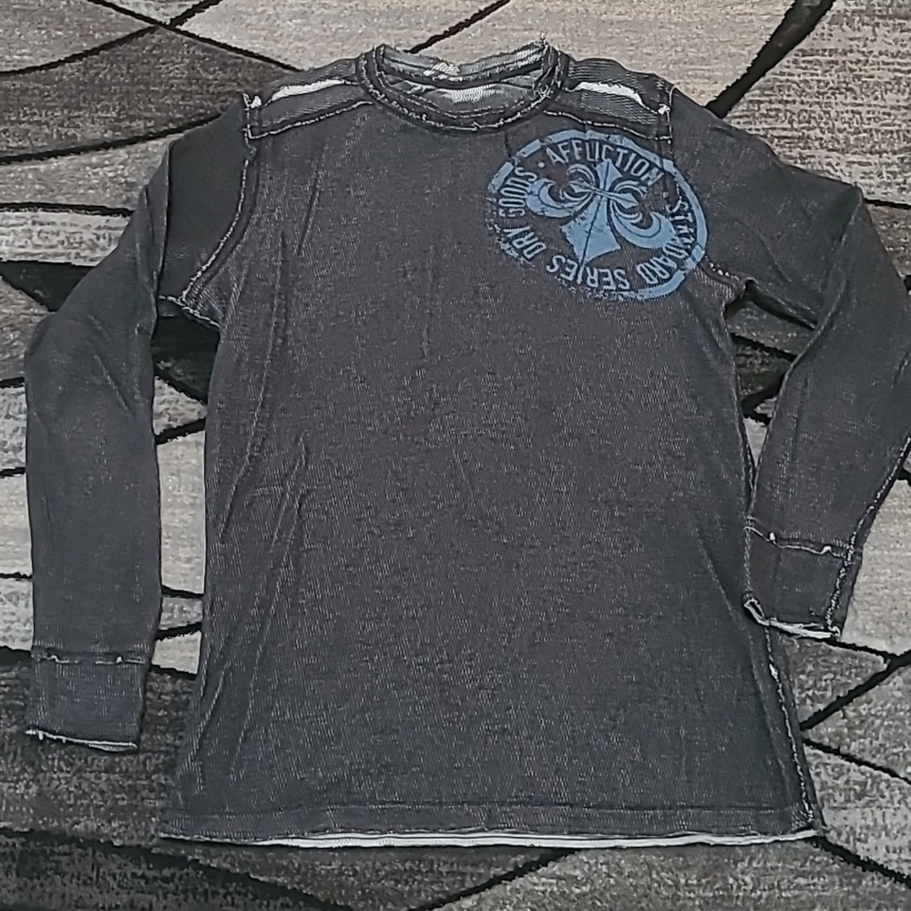 AFFLICTION RAW-EDGE GRAPHIC FLEUR-DE-LIS REVERSIBLE THERMAL LONG-SLEEVE …